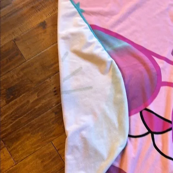 Oversized Jumbo Cat-Shaped Beach Towel with Sunglasses Design - Picture 5 of 8